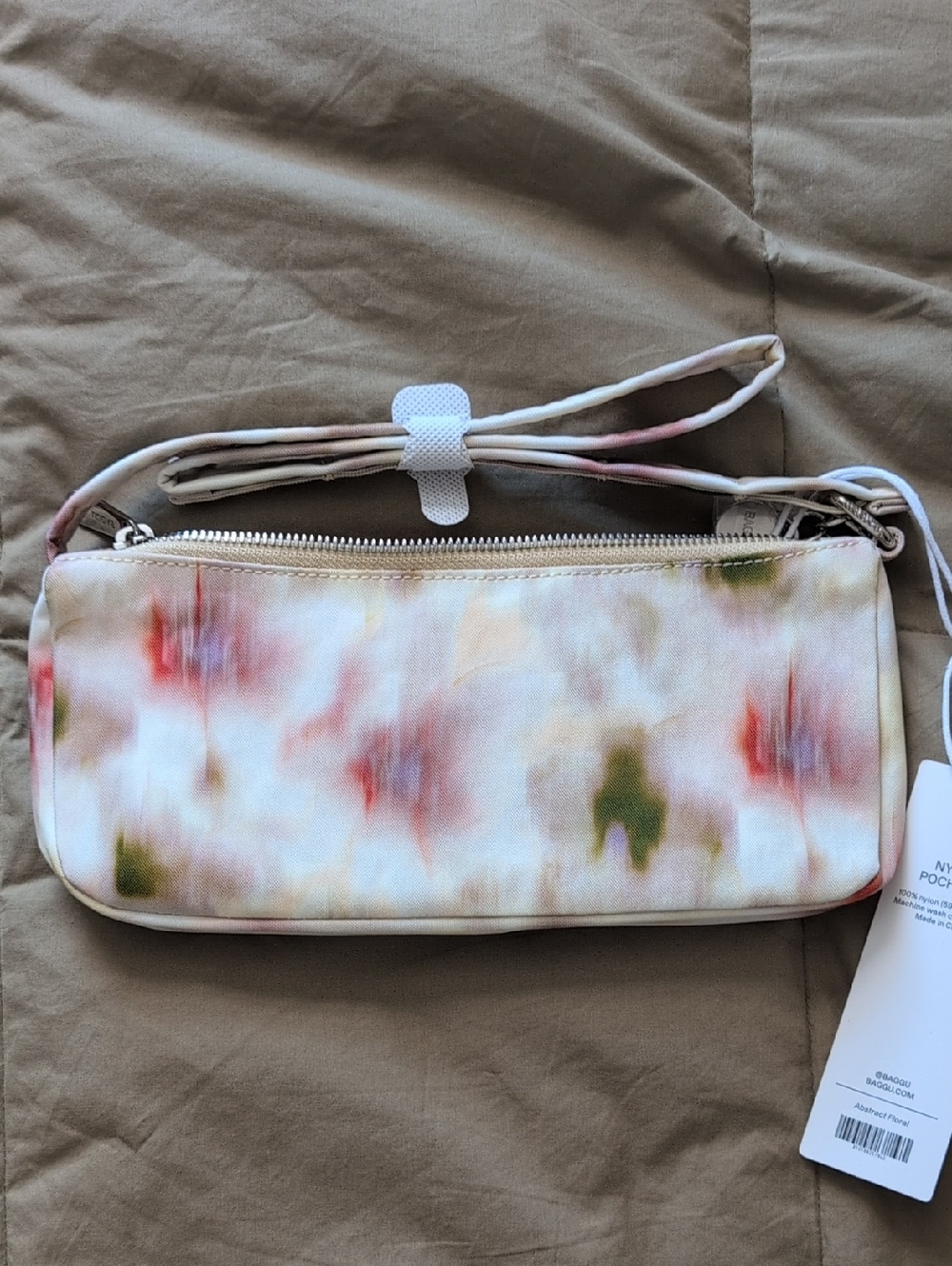 BAGGU Nylon Pochette in Abstract Floral - Picture 4 of 5